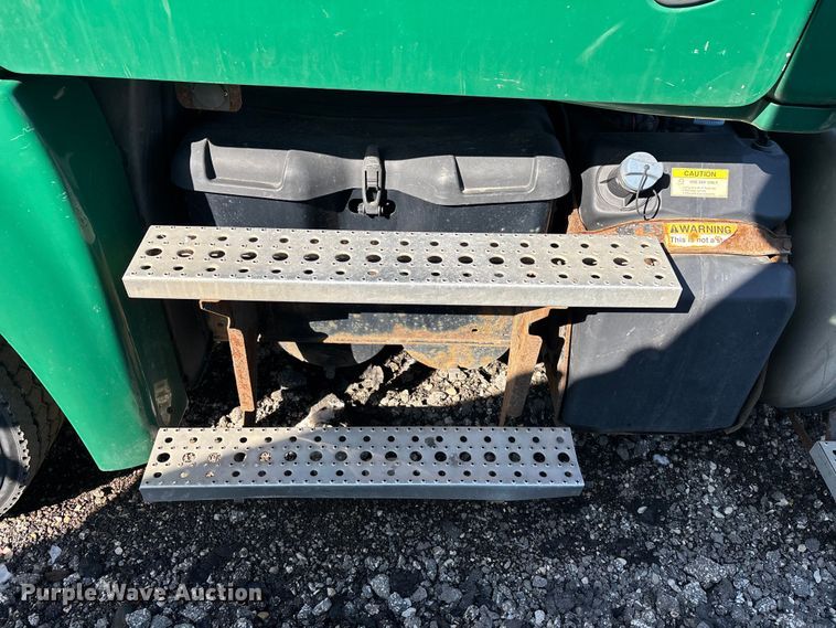 image for item YA2333 2017 Freightliner Cascadia 125 semi truck