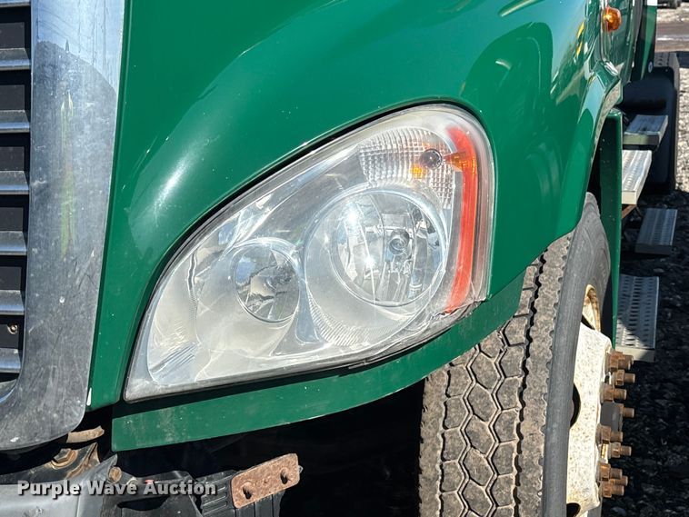 image for item YA2333 2017 Freightliner Cascadia 125 semi truck