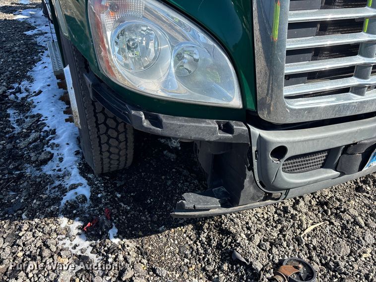 image for item YA2333 2017 Freightliner Cascadia 125 semi truck