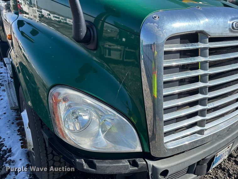 image for item YA2333 2017 Freightliner Cascadia 125 semi truck