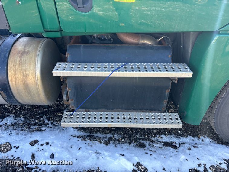 image for item YA2333 2017 Freightliner Cascadia 125 semi truck