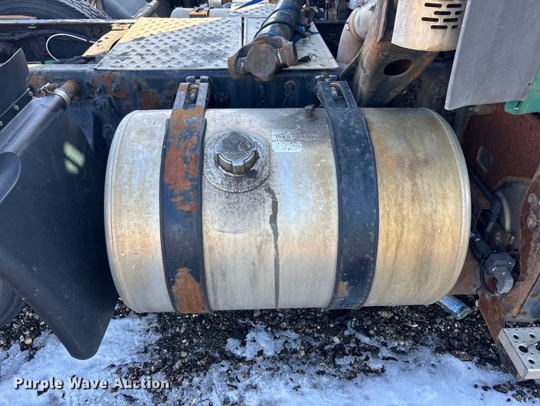 image for item YA2333 2017 Freightliner Cascadia 125 semi truck