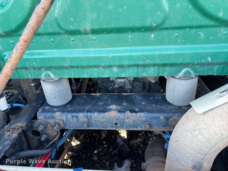 image for item YA2333 2017 Freightliner Cascadia 125 semi truck