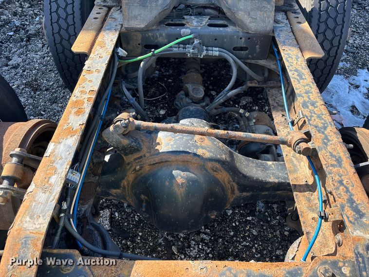 image for item YA2333 2017 Freightliner Cascadia 125 semi truck