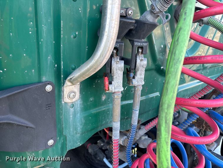 image for item YA2333 2017 Freightliner Cascadia 125 semi truck