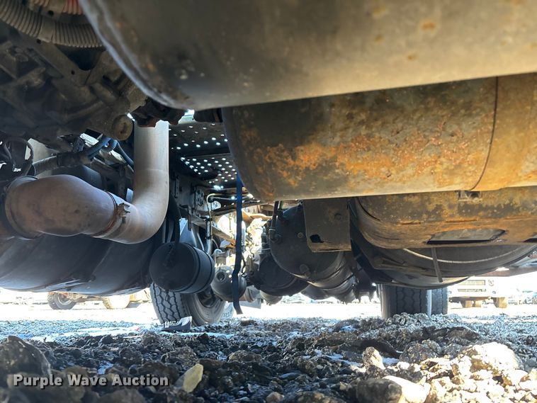 image for item YA2333 2017 Freightliner Cascadia 125 semi truck