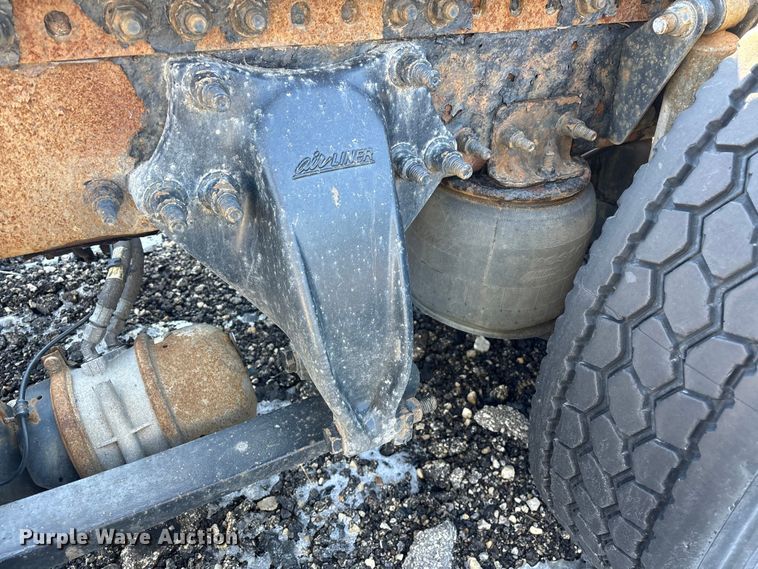 image for item YA2333 2017 Freightliner Cascadia 125 semi truck