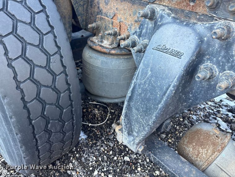 image for item YA2333 2017 Freightliner Cascadia 125 semi truck