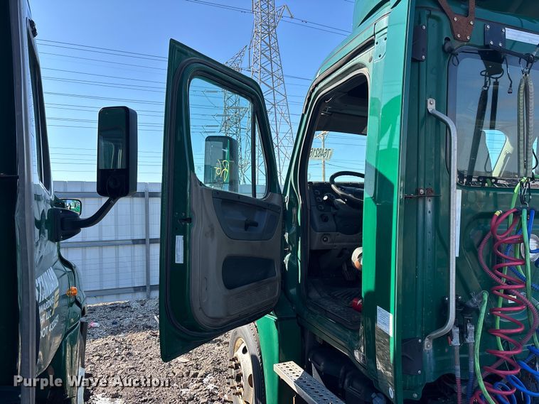 image for item YA2333 2017 Freightliner Cascadia 125 semi truck