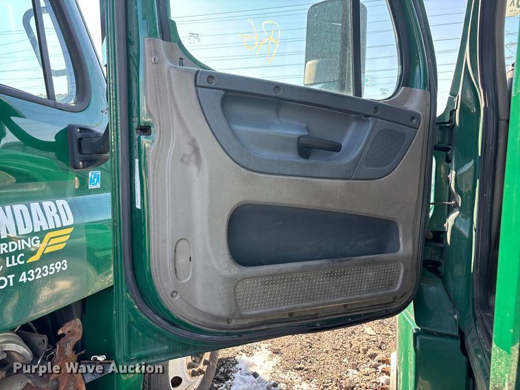 image for item YA2333 2017 Freightliner Cascadia 125 semi truck