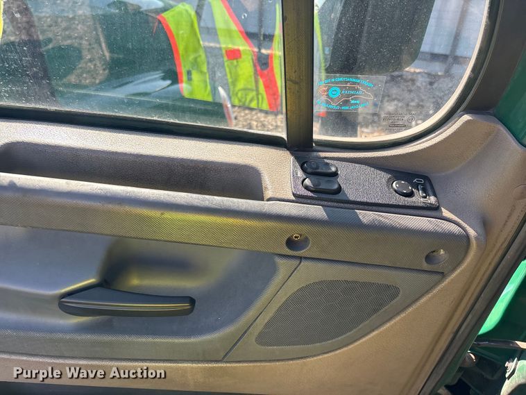 image for item YA2333 2017 Freightliner Cascadia 125 semi truck