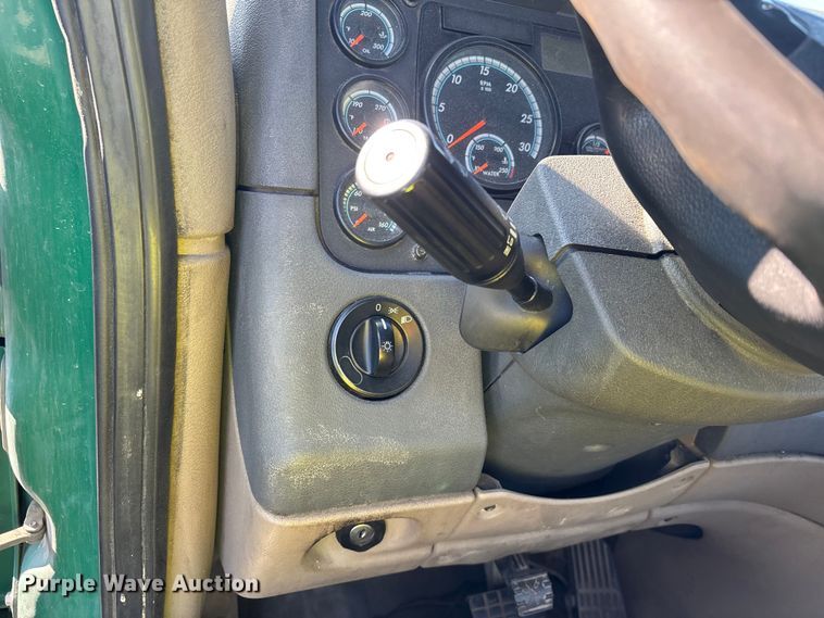 image for item YA2333 2017 Freightliner Cascadia 125 semi truck