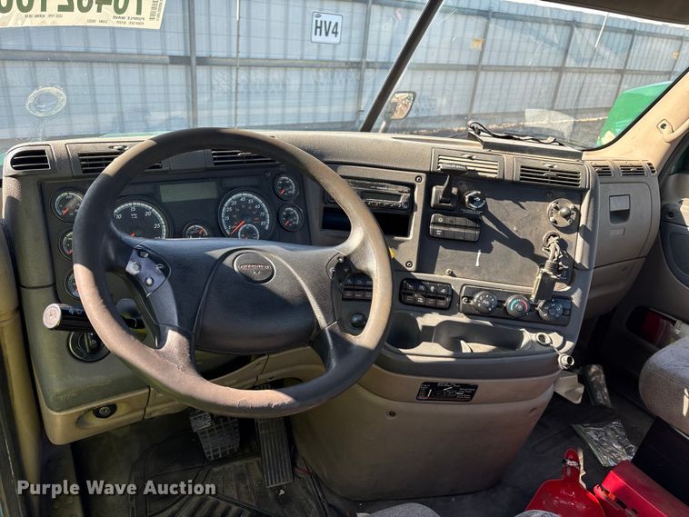 image for item YA2333 2017 Freightliner Cascadia 125 semi truck