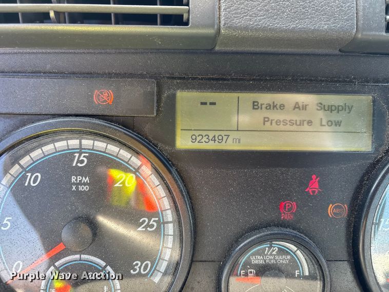 image for item YA2333 2017 Freightliner Cascadia 125 semi truck