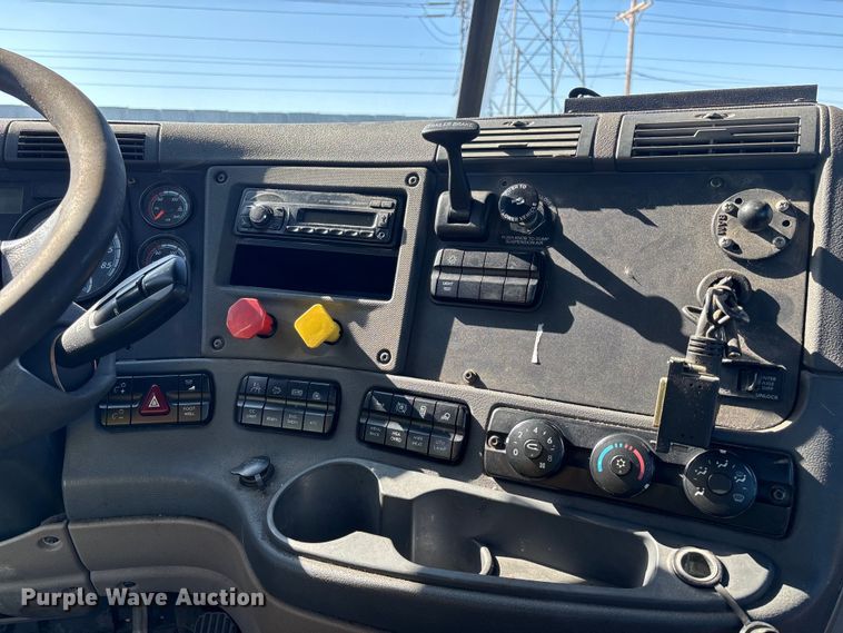 image for item YA2333 2017 Freightliner Cascadia 125 semi truck