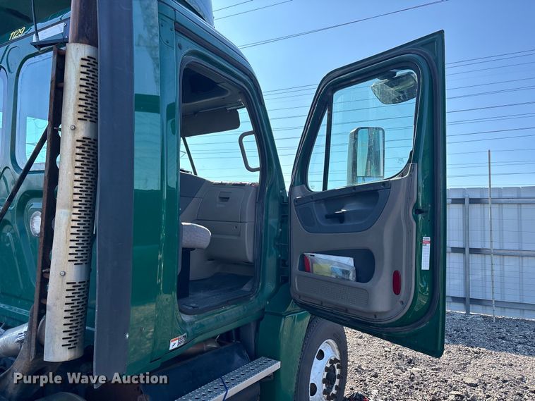 image for item YA2333 2017 Freightliner Cascadia 125 semi truck