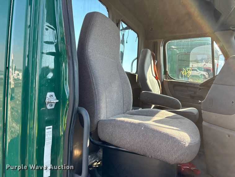 image for item YA2333 2017 Freightliner Cascadia 125 semi truck