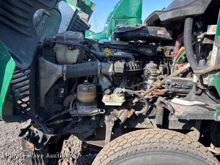 image for item YA2333 2017 Freightliner Cascadia 125 semi truck