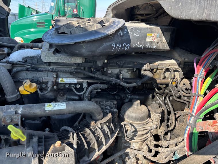 image for item YA2333 2017 Freightliner Cascadia 125 semi truck