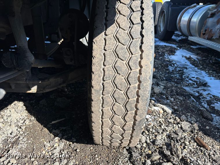 image for item YA2333 2017 Freightliner Cascadia 125 semi truck