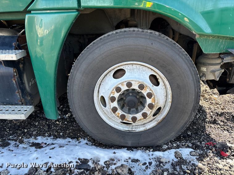 image for item YA2333 2017 Freightliner Cascadia 125 semi truck