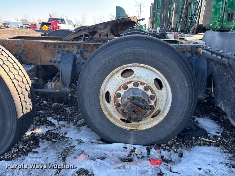 image for item YA2333 2017 Freightliner Cascadia 125 semi truck