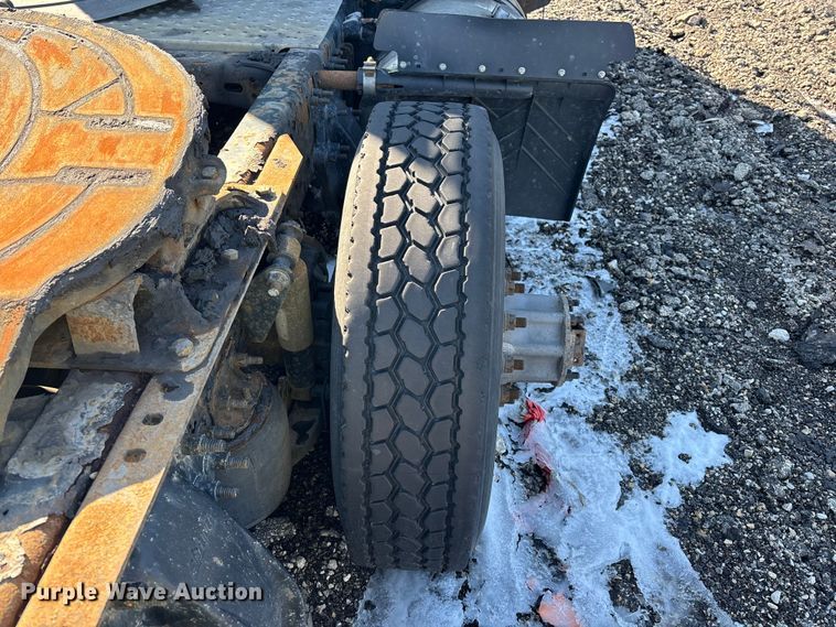 image for item YA2333 2017 Freightliner Cascadia 125 semi truck