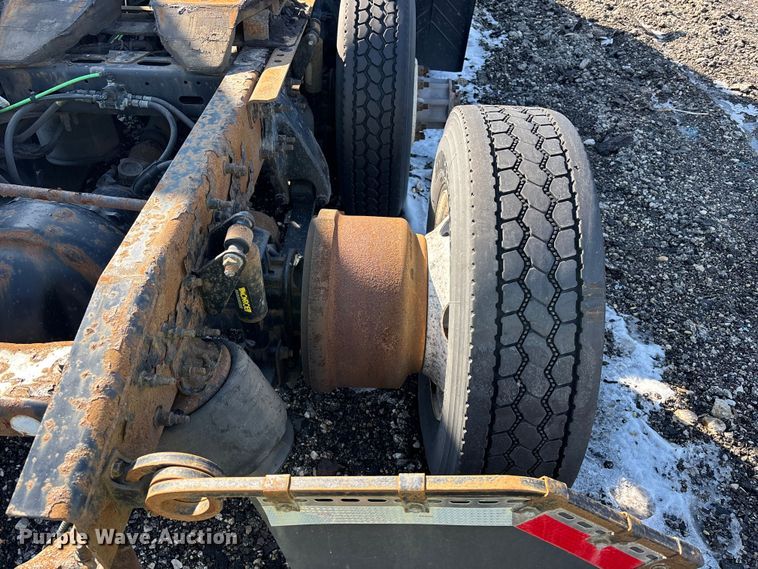 image for item YA2333 2017 Freightliner Cascadia 125 semi truck