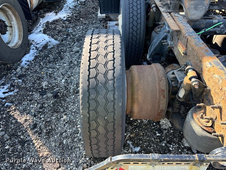 image for item YA2333 2017 Freightliner Cascadia 125 semi truck