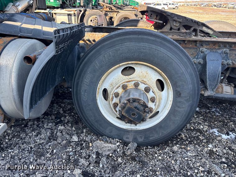 image for item YA2333 2017 Freightliner Cascadia 125 semi truck