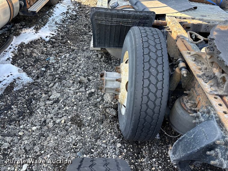 image for item YA2333 2017 Freightliner Cascadia 125 semi truck