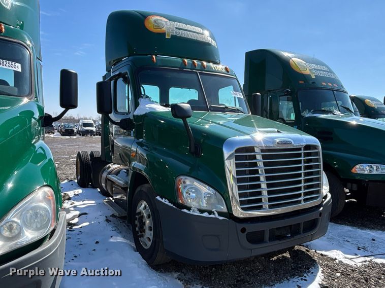 image for item YA2334 2017 Freightliner Cascadia 125 semi truck