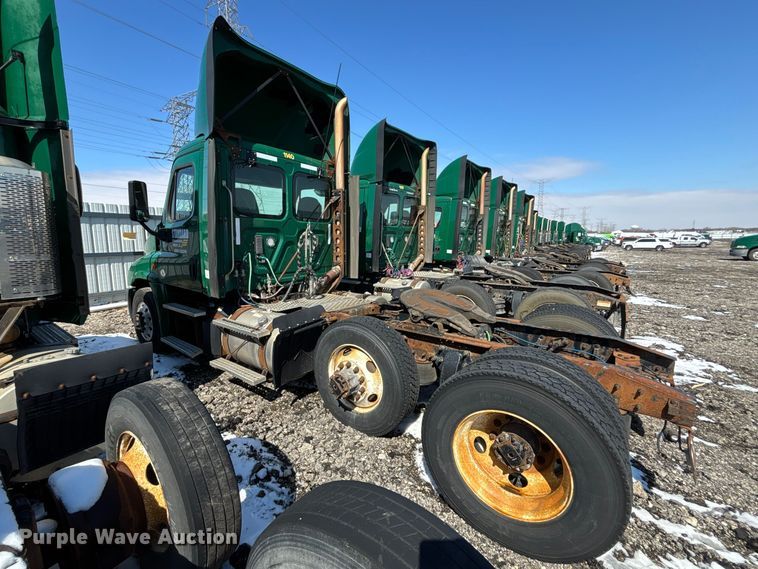 image for item YA2334 2017 Freightliner Cascadia 125 semi truck