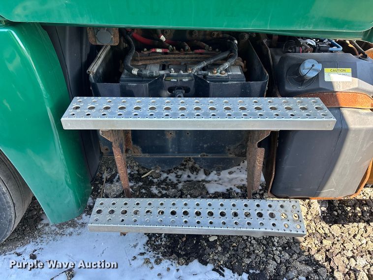 image for item YA2334 2017 Freightliner Cascadia 125 semi truck