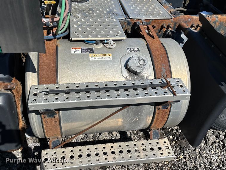 image for item YA2334 2017 Freightliner Cascadia 125 semi truck