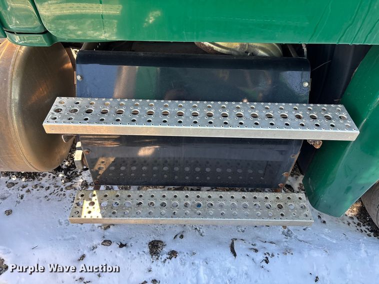 image for item YA2334 2017 Freightliner Cascadia 125 semi truck