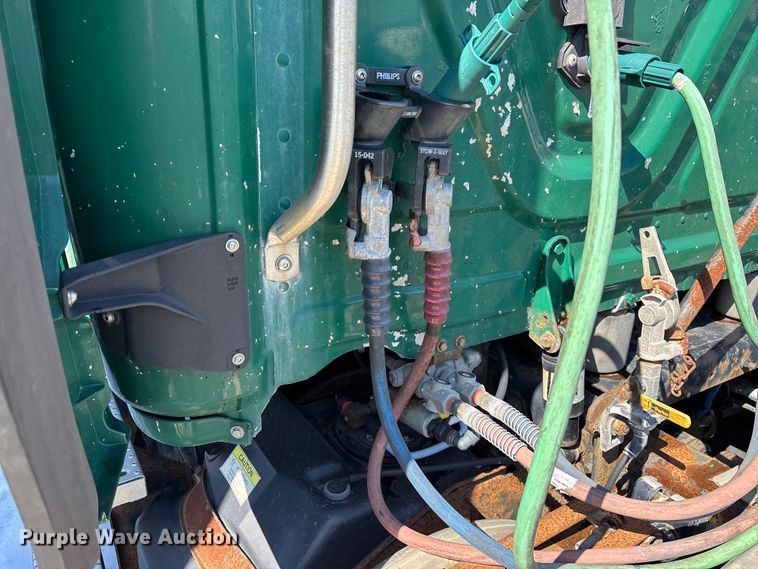 image for item YA2334 2017 Freightliner Cascadia 125 semi truck