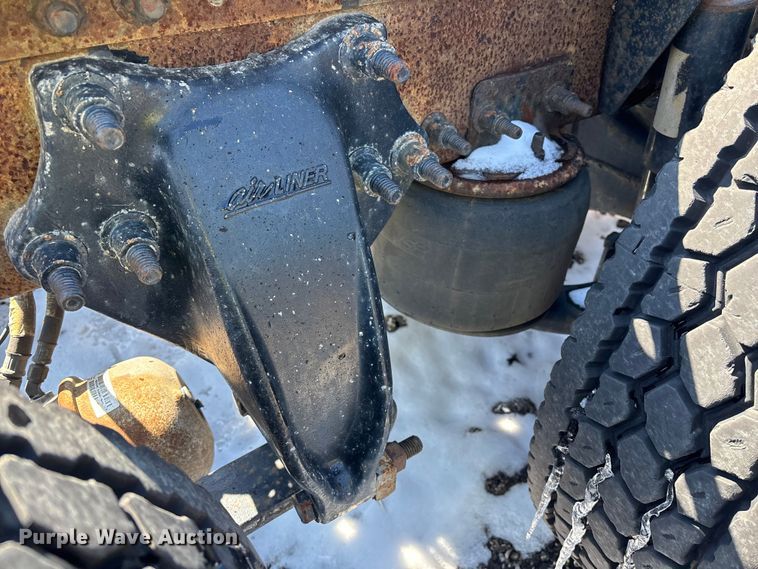 image for item YA2334 2017 Freightliner Cascadia 125 semi truck