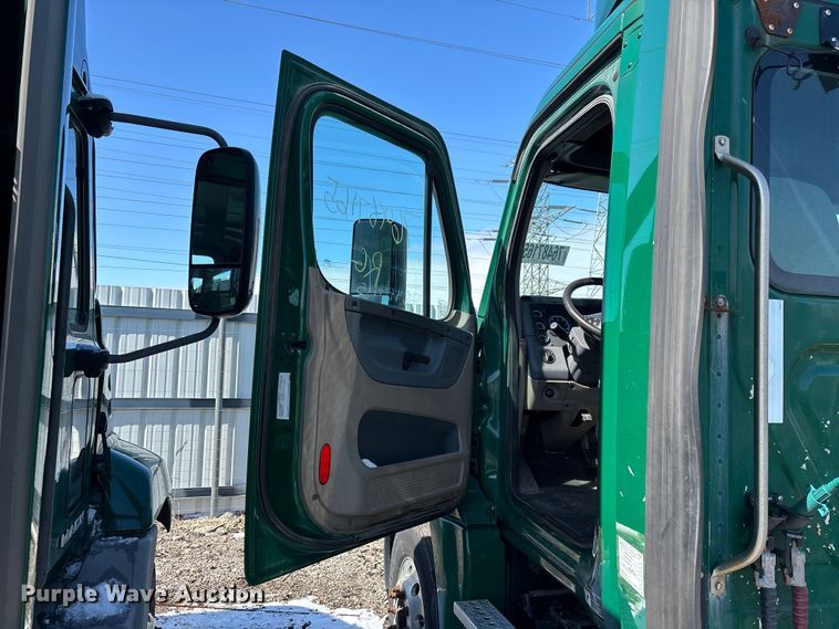 image for item YA2334 2017 Freightliner Cascadia 125 semi truck