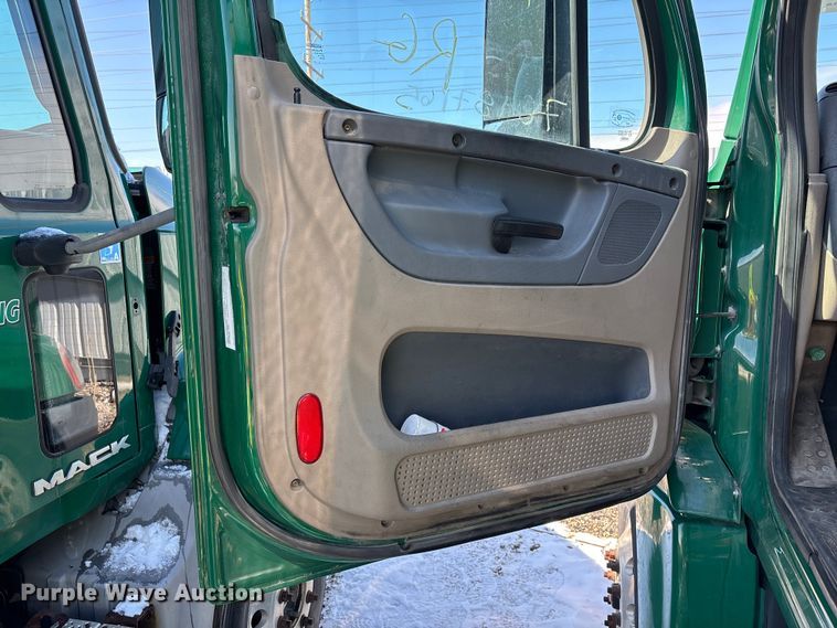 image for item YA2334 2017 Freightliner Cascadia 125 semi truck