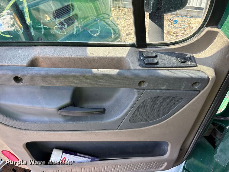 image for item YA2334 2017 Freightliner Cascadia 125 semi truck