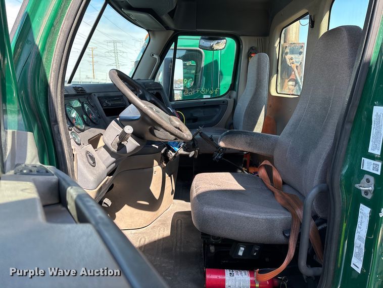 image for item YA2334 2017 Freightliner Cascadia 125 semi truck