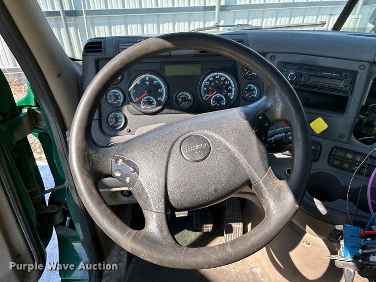 image for item YA2334 2017 Freightliner Cascadia 125 semi truck