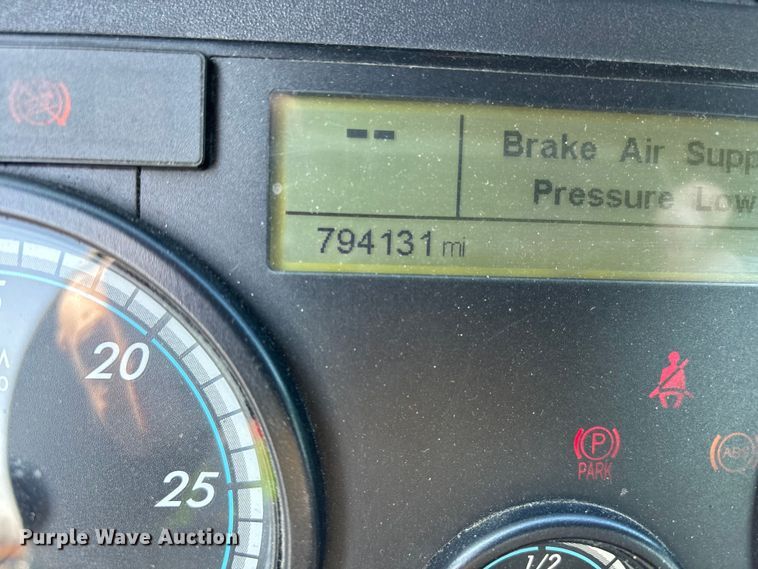 image for item YA2334 2017 Freightliner Cascadia 125 semi truck