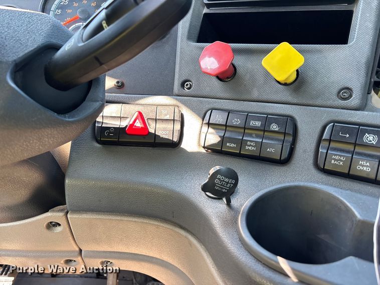 image for item YA2334 2017 Freightliner Cascadia 125 semi truck