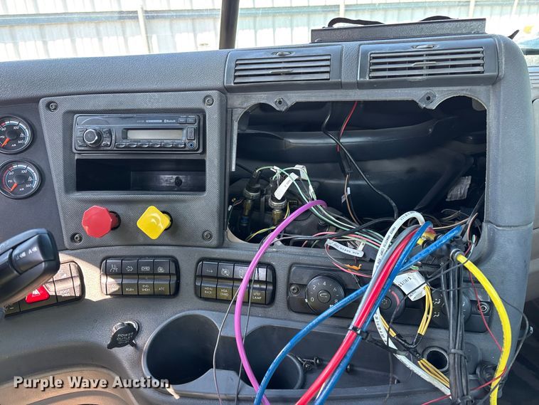 image for item YA2334 2017 Freightliner Cascadia 125 semi truck