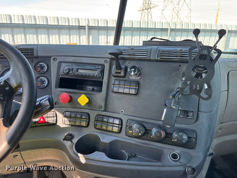 image for item YA2334 2017 Freightliner Cascadia 125 semi truck