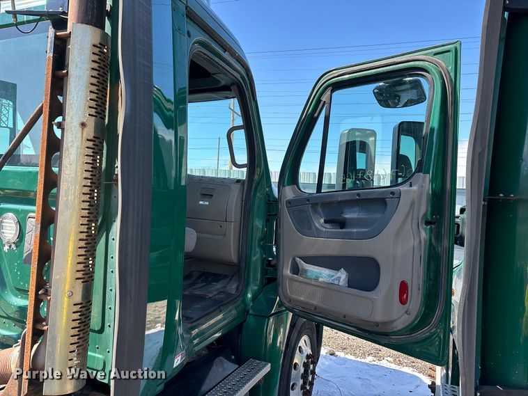 image for item YA2334 2017 Freightliner Cascadia 125 semi truck