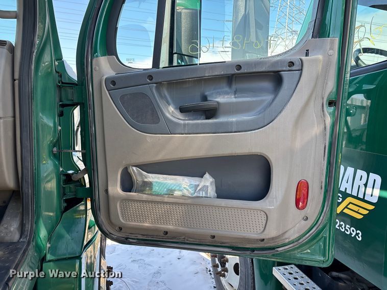 image for item YA2334 2017 Freightliner Cascadia 125 semi truck