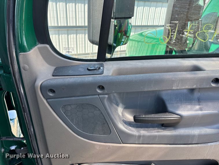 image for item YA2334 2017 Freightliner Cascadia 125 semi truck